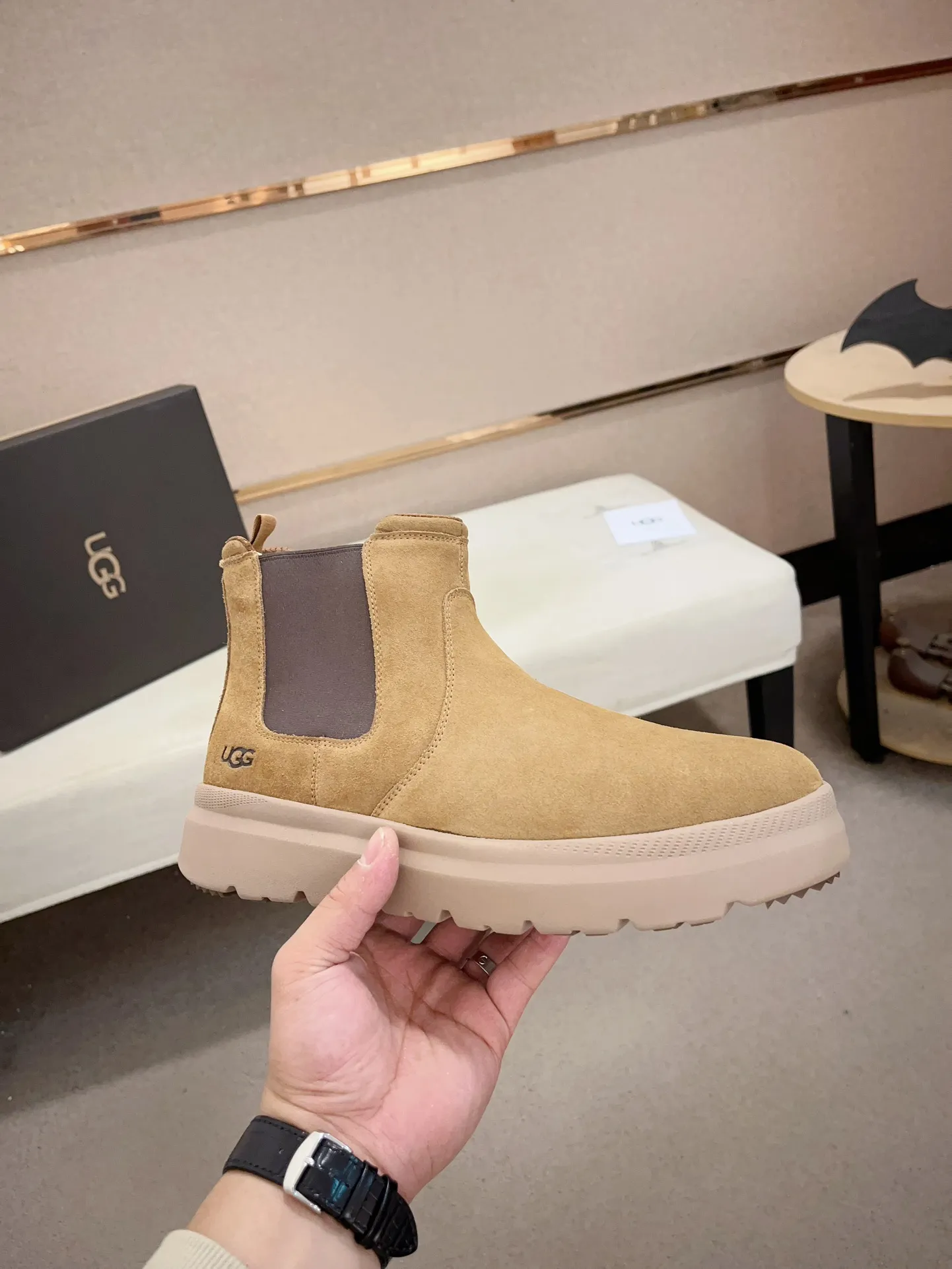 Men's shoes💰: 600💰(high-end goods) UGG❄️❄️Latest model 1:1⃣️quality, fabric: high-end quality first-layer cowhide imported from Europe. Lining: wool lining, sole: pure imported rubber foam outsole. ❤️High-end goods, fine workmanship, trendy and fashionable. The fit is very classy. If you know the goods, you will definitely not be able to refuse😍😍Code number: 41-45. Can be customized 46.47.